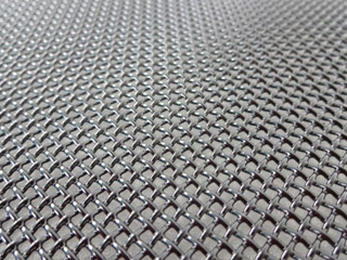 高碳钢金刚网是由高碳钢丝经过重型无梭织网机编织而成，具有高的强度和硬度、高的弹性极限和疲劳极限(尤其是缺口疲劳极限)，切削性能尚可。它相对于304金刚网来比价格是它的一半，编织方式为轧花，它容易生锈，保质期为三年。